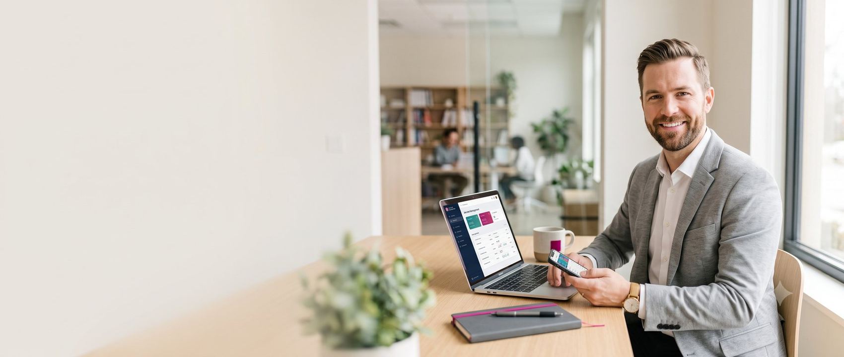 Gestor de escola acompanhando o dashboard da FlexiPay no notebook